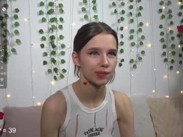 girl
        happynewdear cam image #6313260