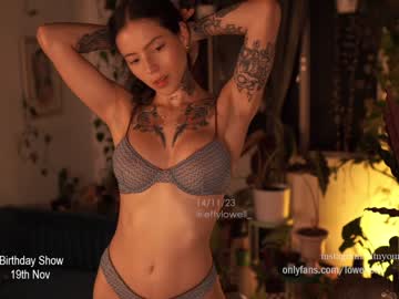 girl
        effylowell_ cam image #2850499