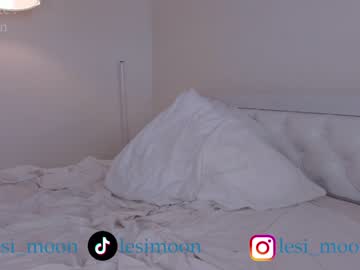 girl
        lesi_moon cam image #3619326