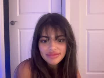 girl
        poutyselena cam image #4171793