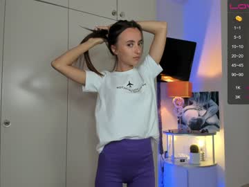 girl
        look_at_show cam image #2143294