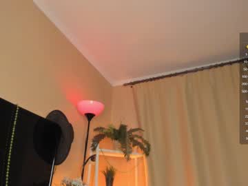 girl
        im_not_shy cam image #2619220
