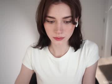 girl
        luna_ai cam image #6074659