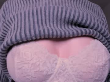 girl
        lauratanguy cam image #5115197