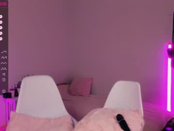 girl
        yumi_uwu cam image #1844846