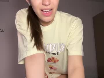 girl
        suzyjames cam image #6722497