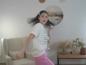 girl
        sunn_beamm cam image #6297526