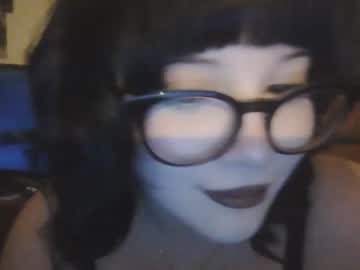 girl
        lottiepoppie cam image #3362297