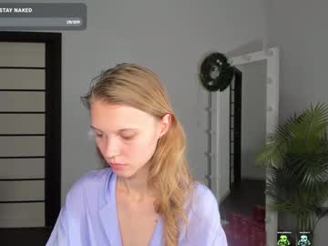 girl
        phoebepaw cam image #5771965
