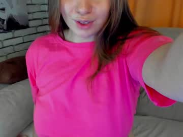 girl
        sharon__green cam image #1177447