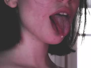 girl
        sleepycode002 cam image #2077375