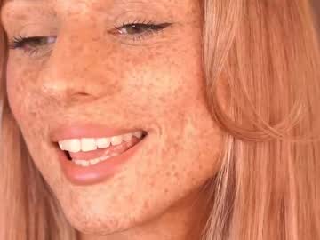 girl
        artease cam image #6830975