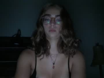 girl
        kiravixen cam image #2025300