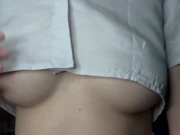 girl
        lauratanguy cam image #5558185