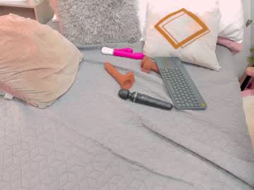 girl
        marianajeyss cam image #3921518