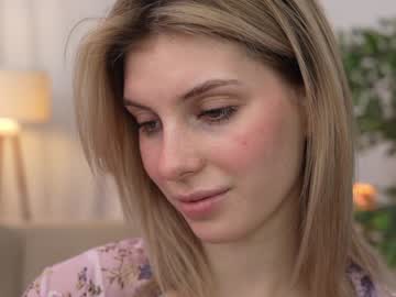 girl
        refined_style cam image #5685726