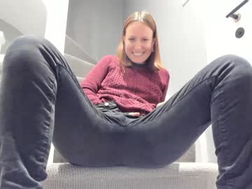 girl
        eatmypie69 cam image #354359