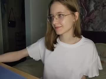 girl
        lowress cam image #6302701