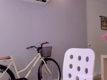 girl
        yourbonie cam image #1731701