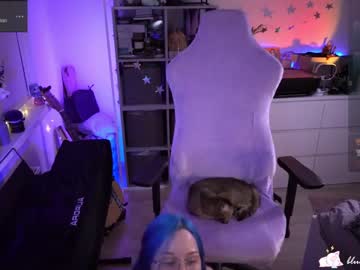 girl
        blue_mooncat cam image #3761271