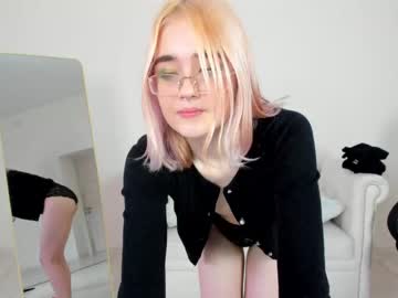 girl
        ameelialee cam image #178411