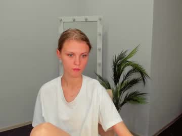 girl
        phoebepaw cam image #4676914