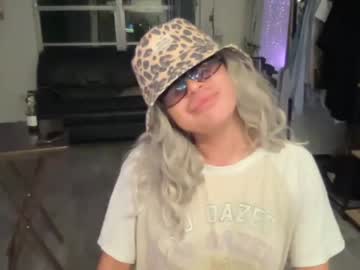 girl
        dojacatfan12 cam image #2253570