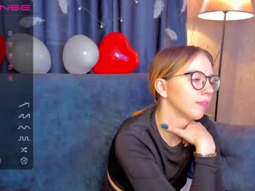 girl
        amy_h0ney cam image #889402