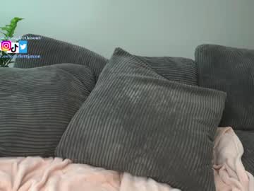 girl
        dontgivethisout cam image #1476999