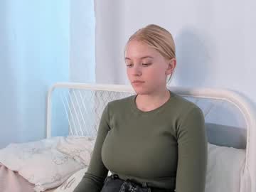 girl
        merylbossom cam image #6816395