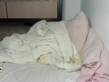 girl
        latinella cam image #3111047