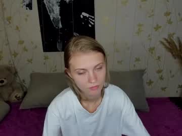 girl
        phoebepaw cam image #4411171