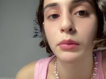 girl
        crown_of_vice01 cam image #184005