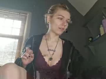 girl
        lizzyylovesick cam image #5265071