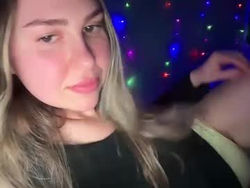 girl
        skylarpeachy cam image #6155230