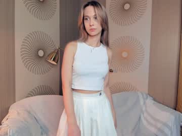 girl
        nectar_peach cam image #4017427