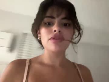 girl
        poutyselena cam image #4192975