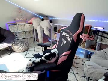 girl
        ccinnamon cam image #4628656