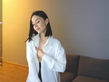 girl
        poppypaws cam image #5894345
