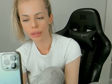 girl
        your_lil_babe cam image #740713