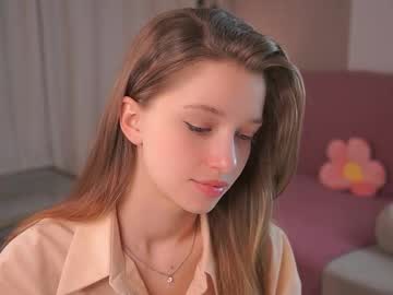 girl
        little_poetry cam image #6309753