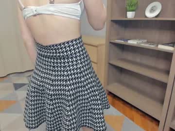 girl
        summer_bird cam image #1599582