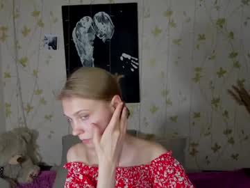 girl
        phoebepaw cam image #4404139