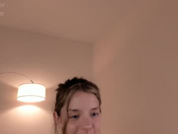 girl
        lesi_moon cam image #3597365