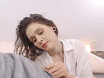 girl
        amycream cam image #581202