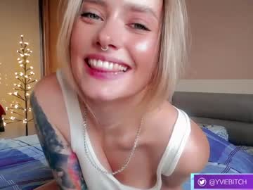 girl
        _yvie_ cam image #360074