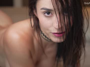 girl
        emyii cam image #2217415